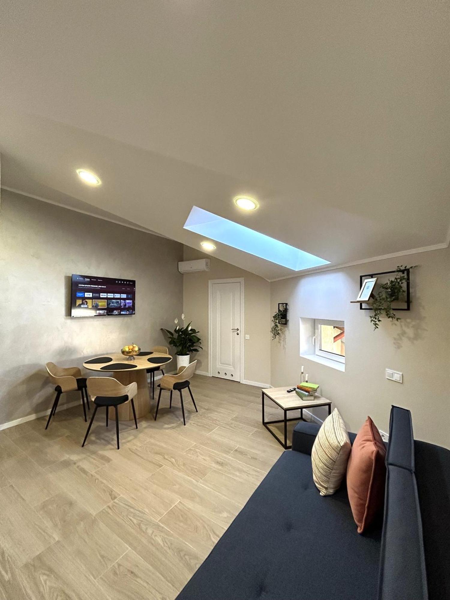 Modern Apartment In The City Center Lviv Exterior photo