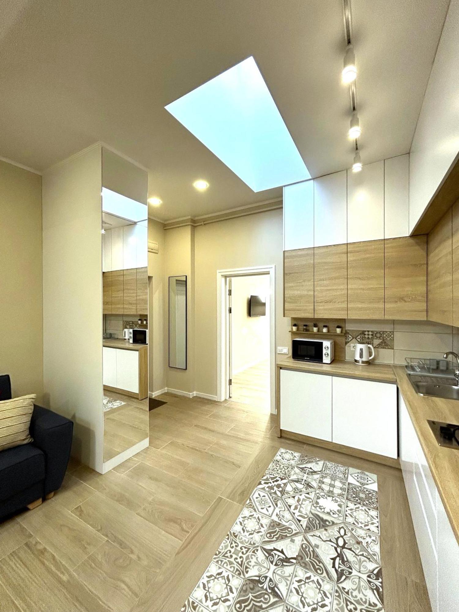 Modern Apartment In The City Center Lviv Exterior photo